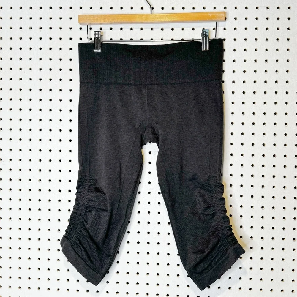 Lululemon | Seamless Crop Yoga Pants in Black Sz. 6